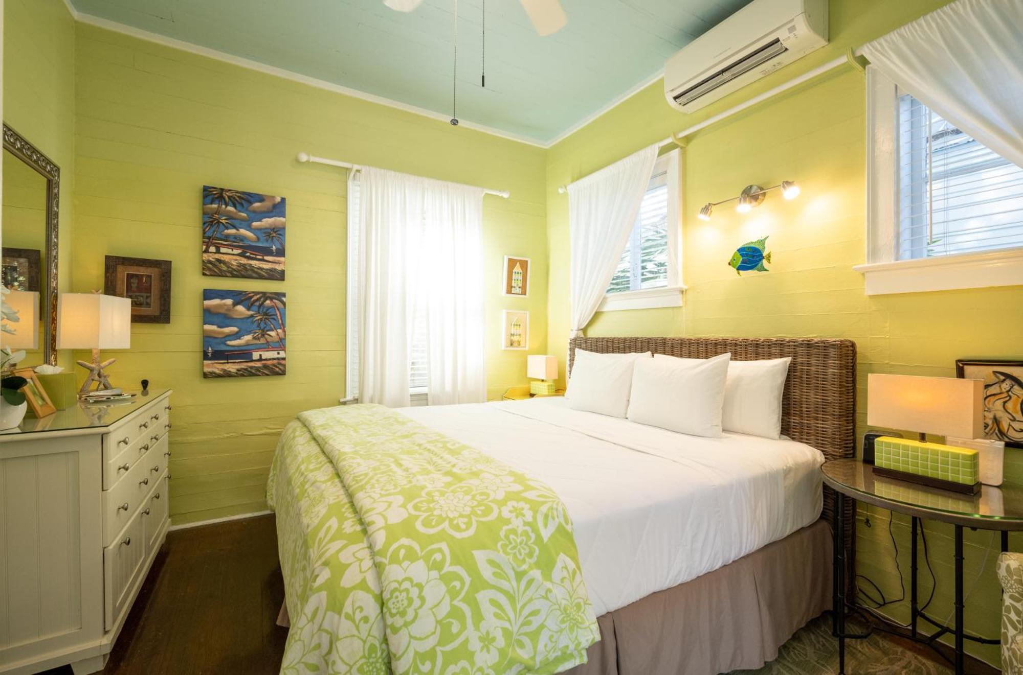 The Mermaid & The Alligator Key West Room photo